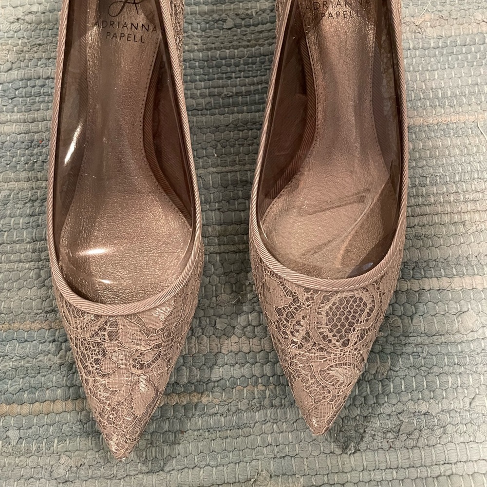 NWT Adrianna Papell Lois Lace Evening pump. Silver. Size 9m. Never worn. In box